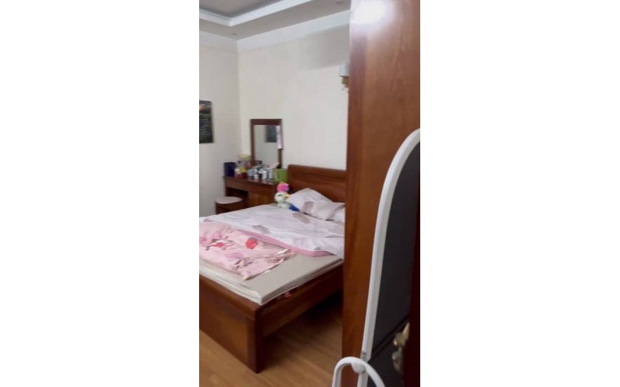 Cho Thuê Biệt Thự Sân Vườn  Ngõ Đặng Văn Ngữ, 80m- 4T- MT 12m ( 80m sân vườn) - Giá 45tr